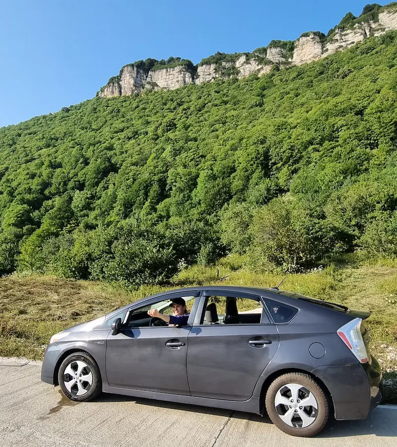 Auto fahren in Kutaisi Georgien Landschaft und Straße. 