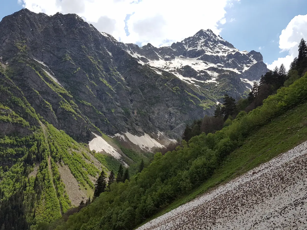 Steiler Abschnitt vor dem Shdugra-Wasserfall