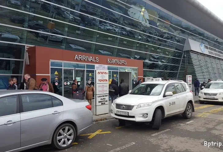 Ausgang am Flughafen Tbilisi