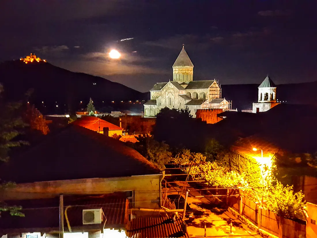 Blick auf die Swetizchoweli-Kathedrale vom Balkon eines Gästehauses