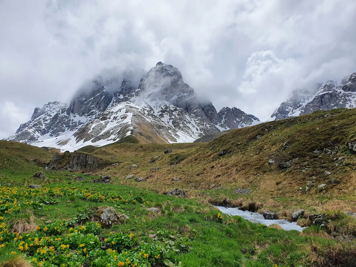 Chaukhi-Massiv bei Juta in Georgien