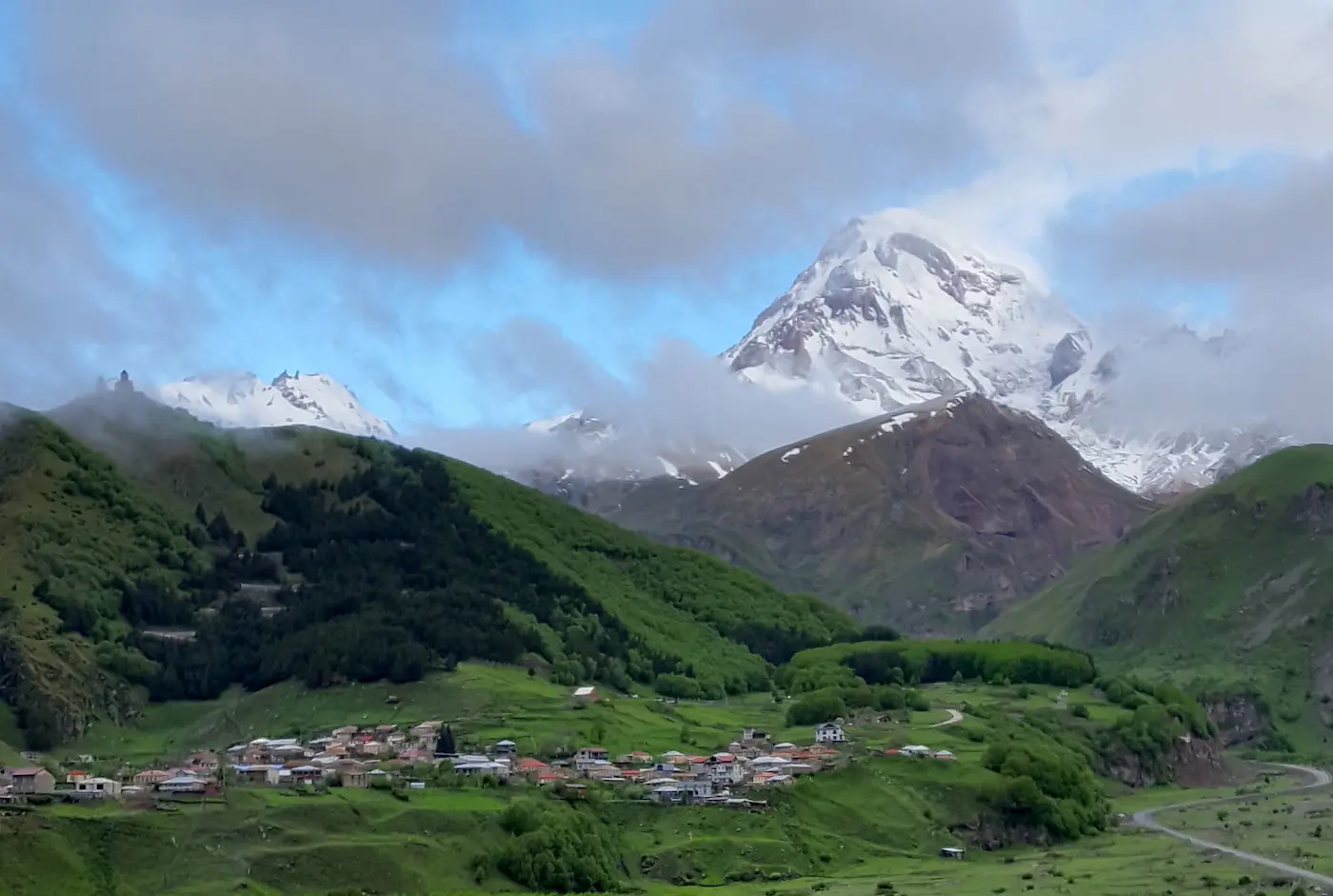 Blick auf den Kasbek vom Hotel in Stepantsminda