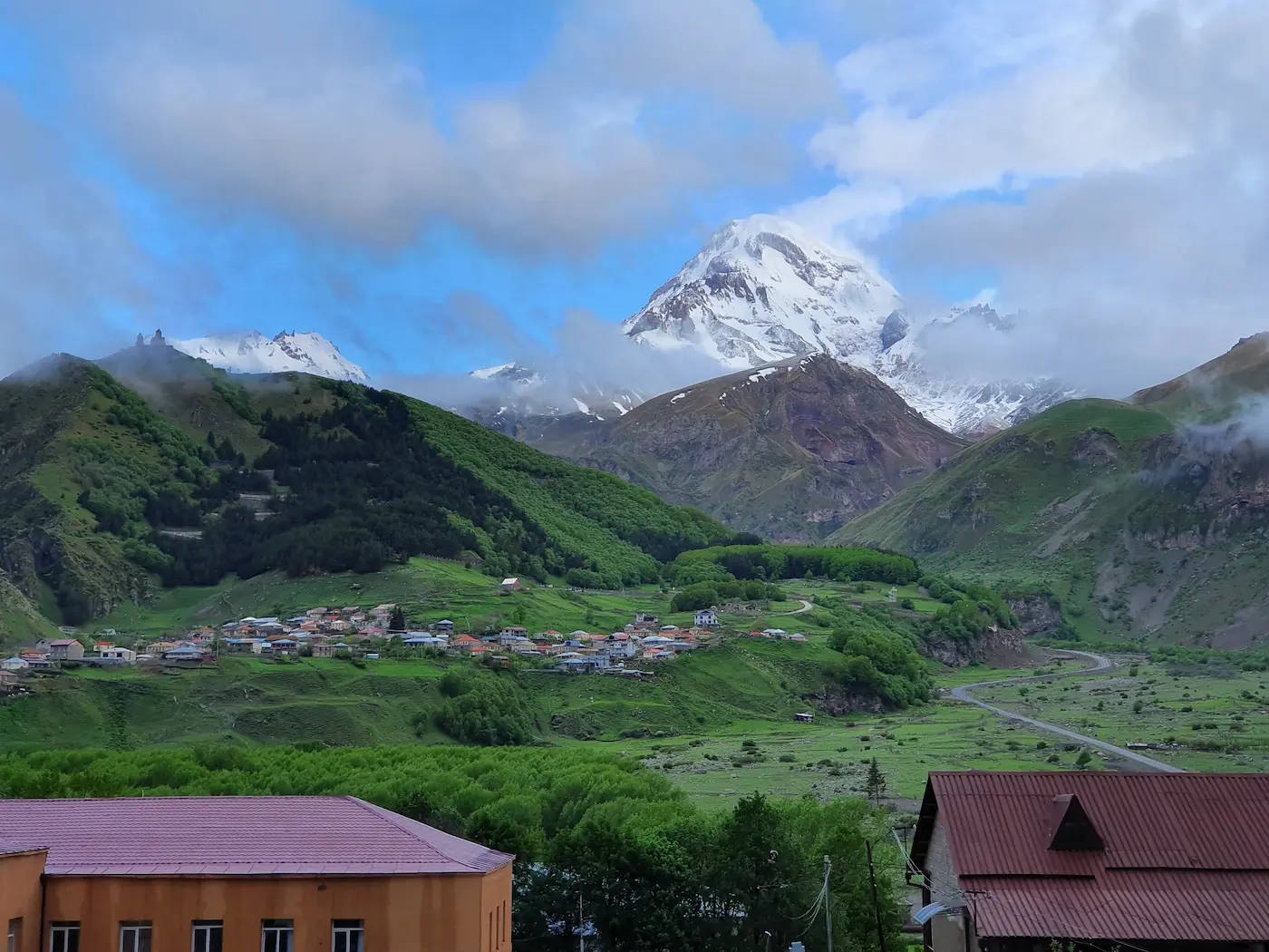 Kazbegi Georgien mit Kasbek und Stepanzminda