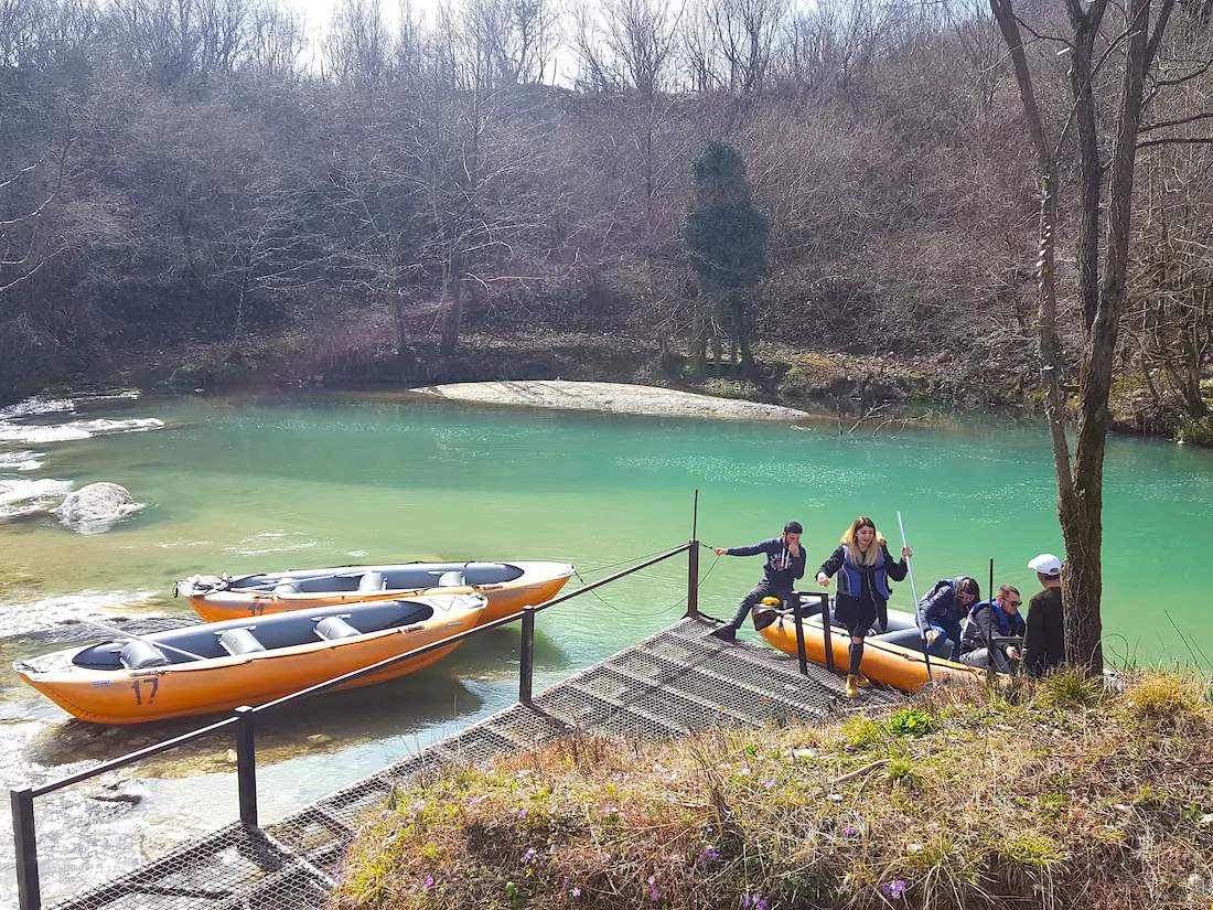 Martvili Canyon Boot Schlucht Wasser enge Passage Georgien