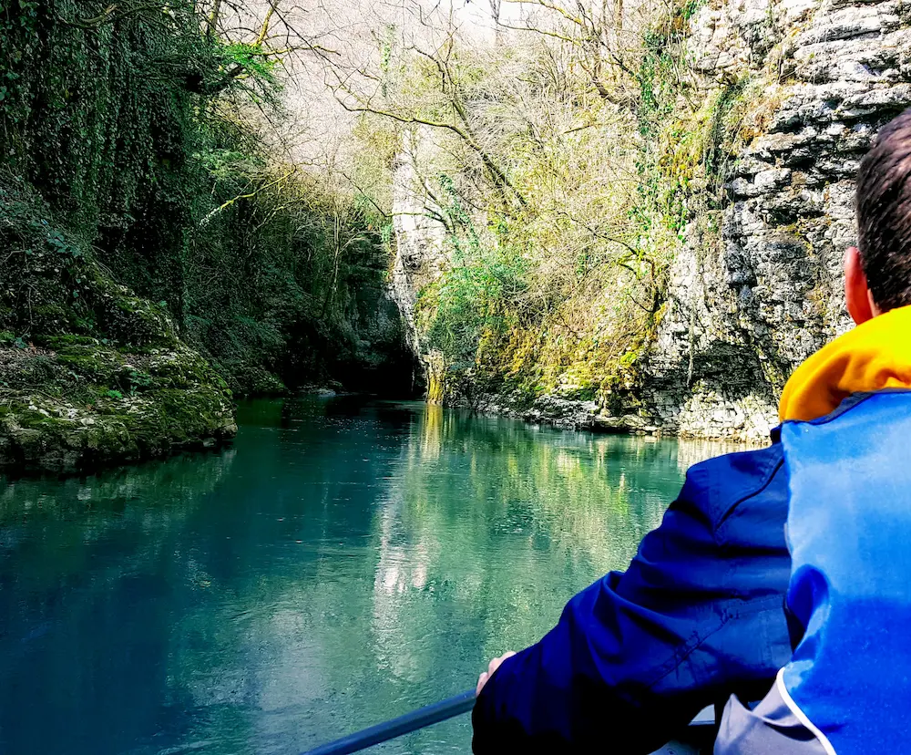 Martvili Canyon Georgien Schlucht Bootsfahrt Felsen Abasha Fluss