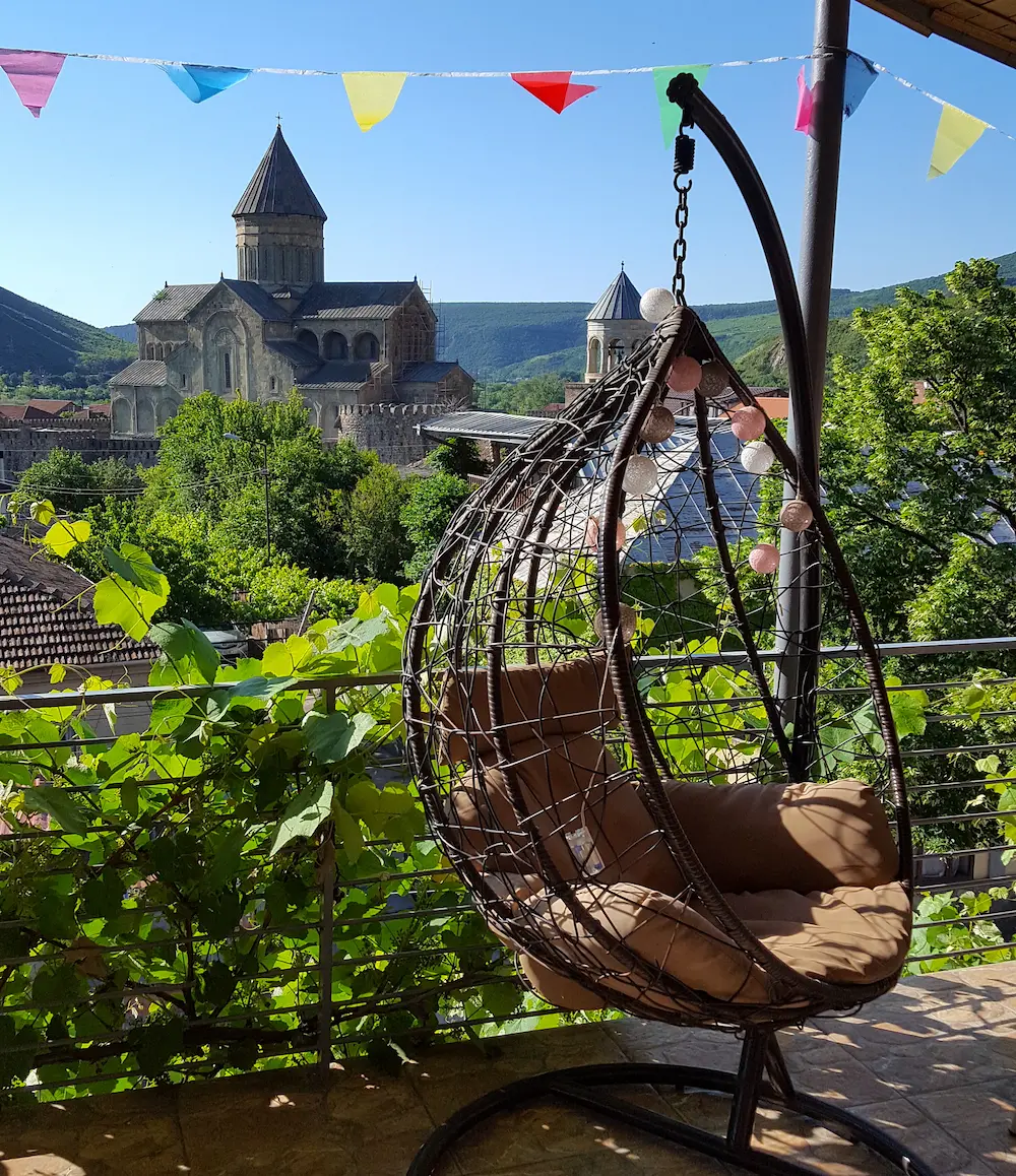Blick auf die Swetizchoweli-Kathedrale vom Balkon eines Gästehauses