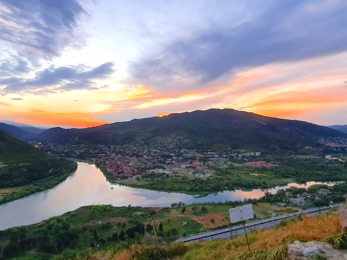 Blick vom Jvari-Kloster auf Mtskheta und den Zusammenfluss von Aragwi und Kura