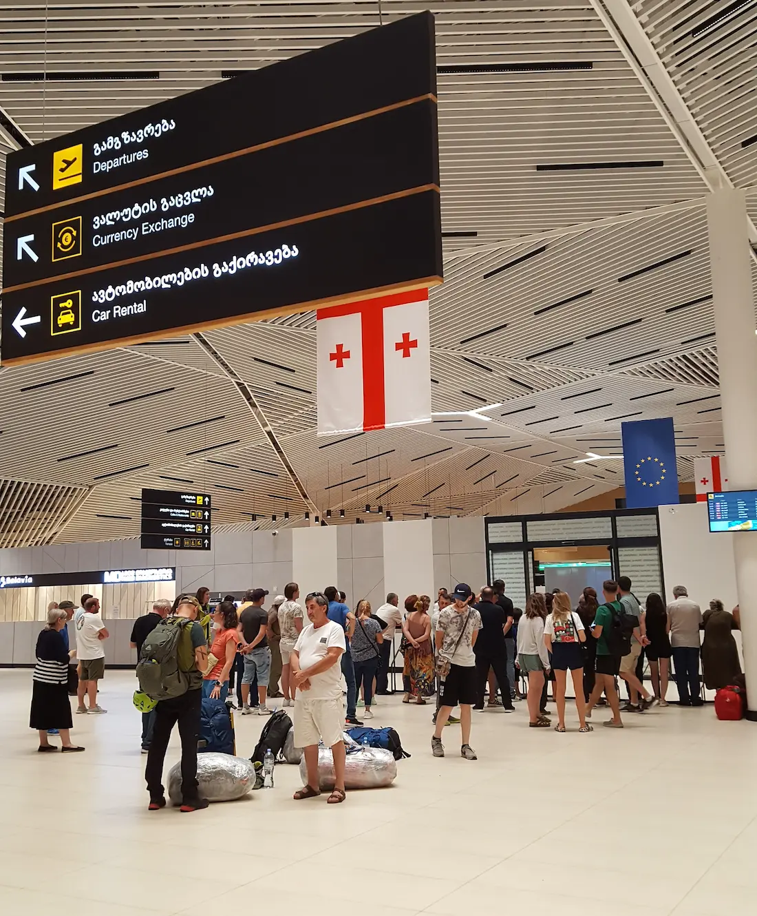 Nachtankunft am Flughafen Kutaisi