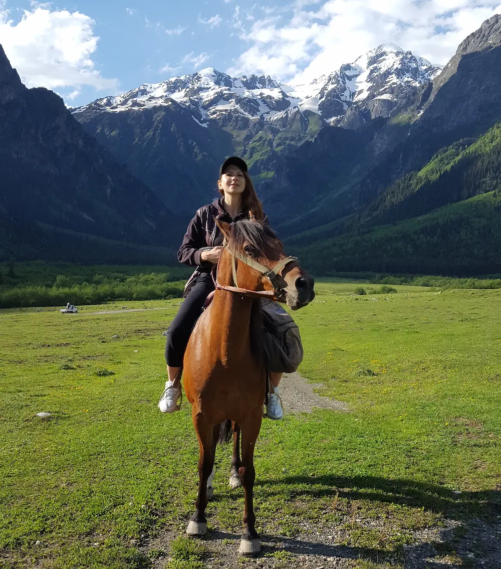 Reiten in Mazeri mit Blick auf die Ushba