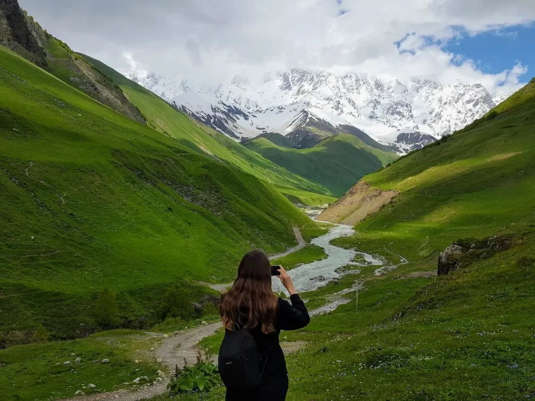 Ushguli in Swanetien mit Schchara im Hintergrund