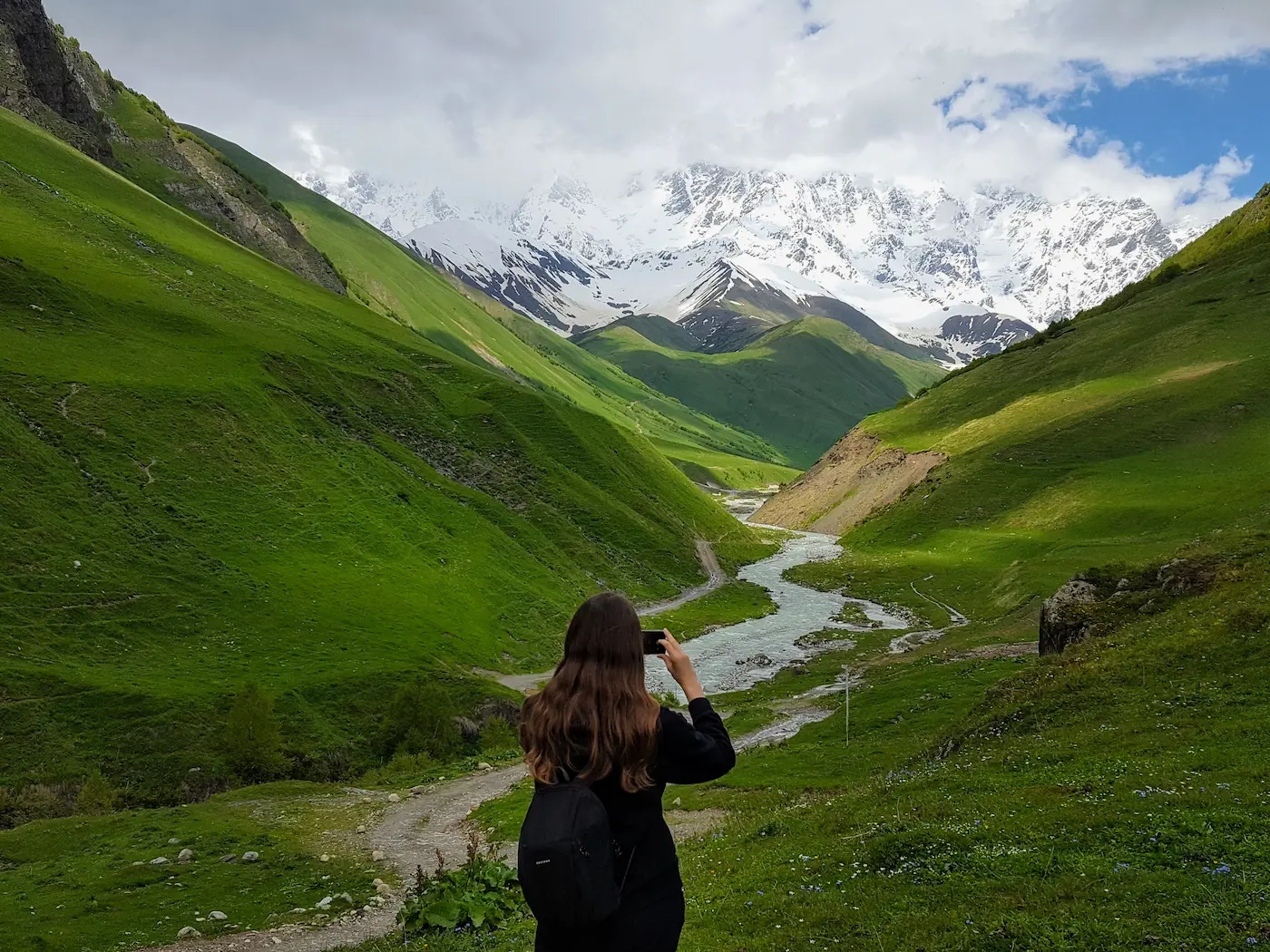 Ushguli in Swanetien mit Schchara im Hintergrund