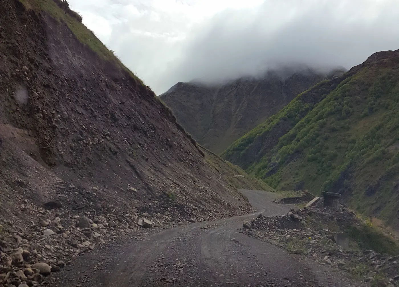 Schotterstraße nach Juta in Georgien