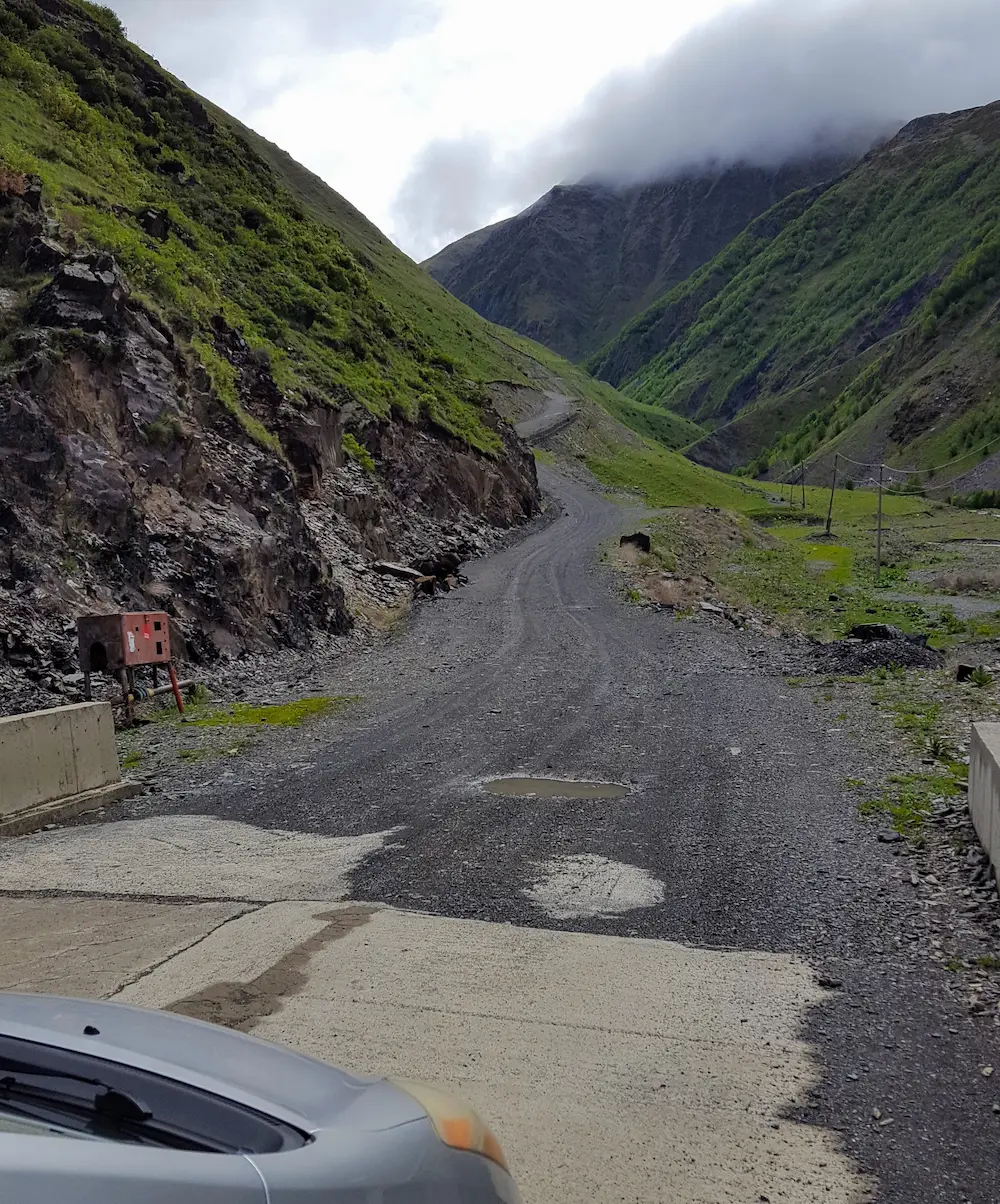 Schotterstraße nach Juta in Georgien
