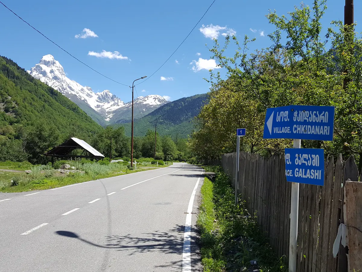 Straße nach Mazeri über Becho