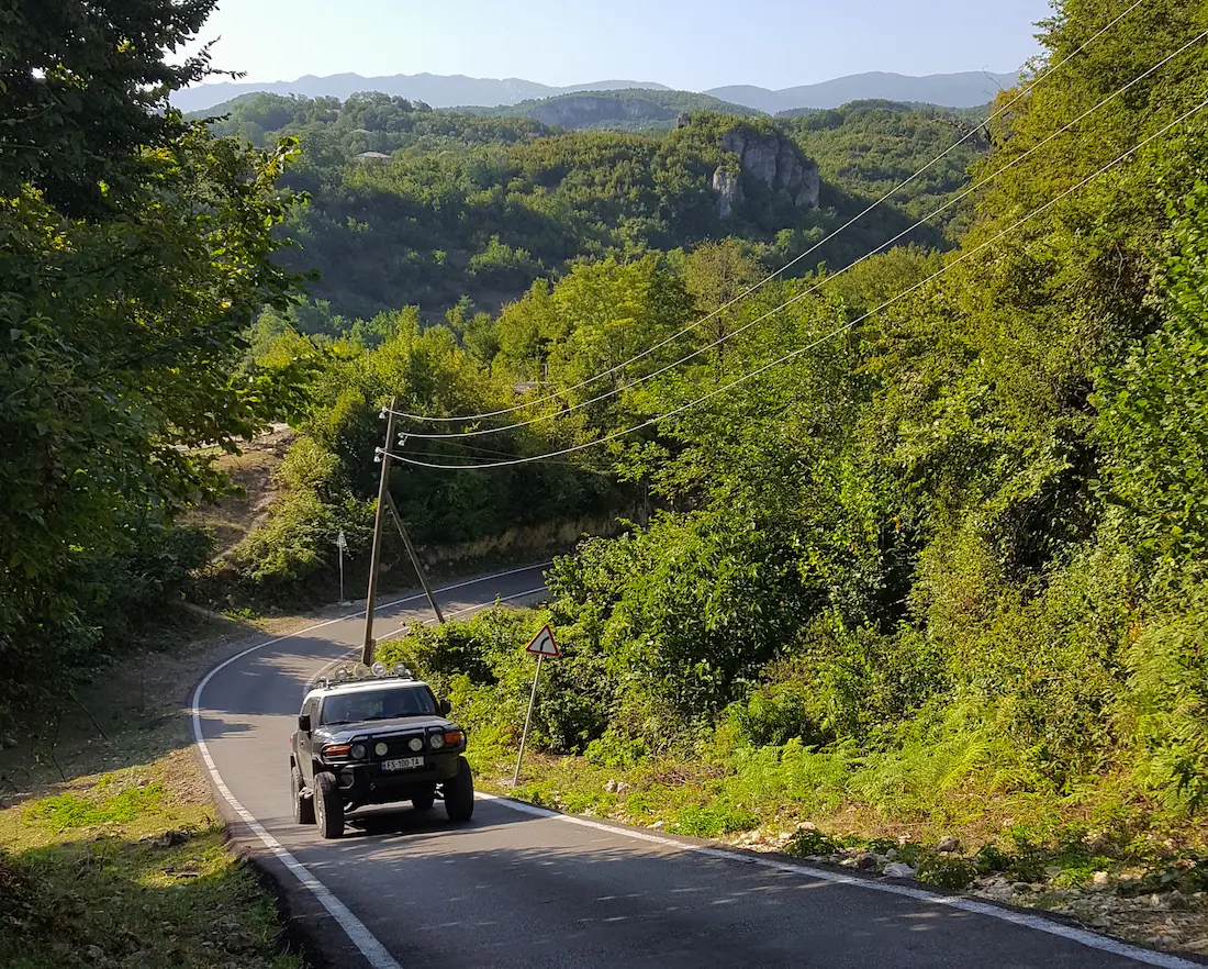 Asphaltierte Serpentinenstraße nach Katskhi und Chiatura.