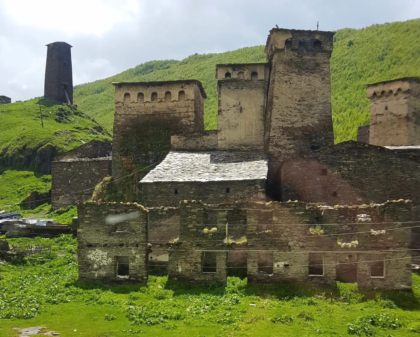 Ushguli in Swanetien mit Schchara im Hintergrund