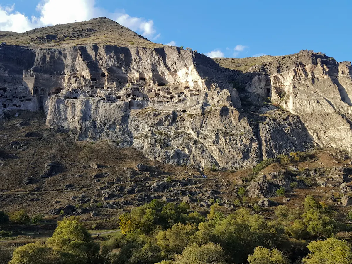 Blick auf Vardzia von der Straße
