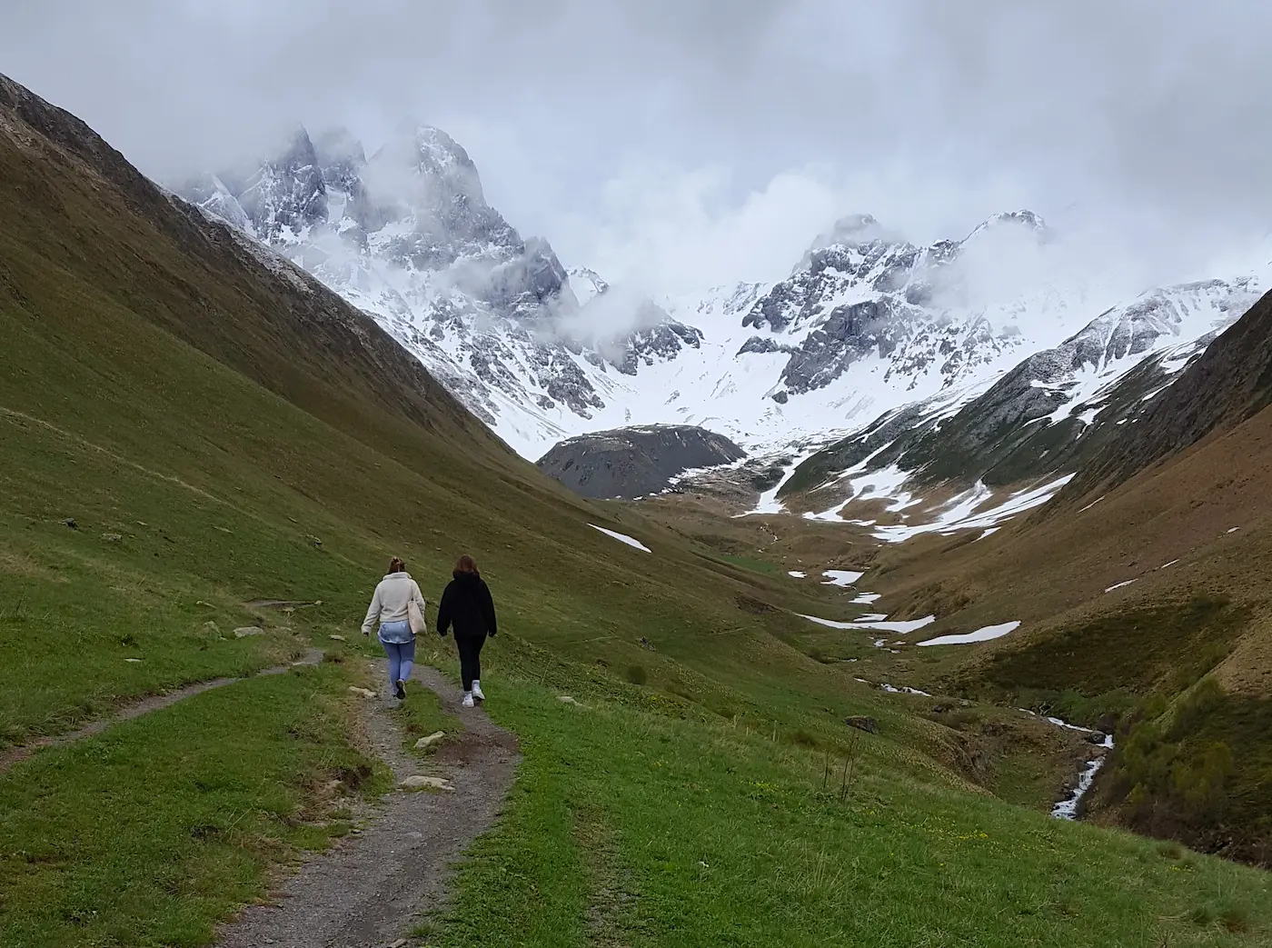 Wanderweg Richtung Chaukhi-Massiv