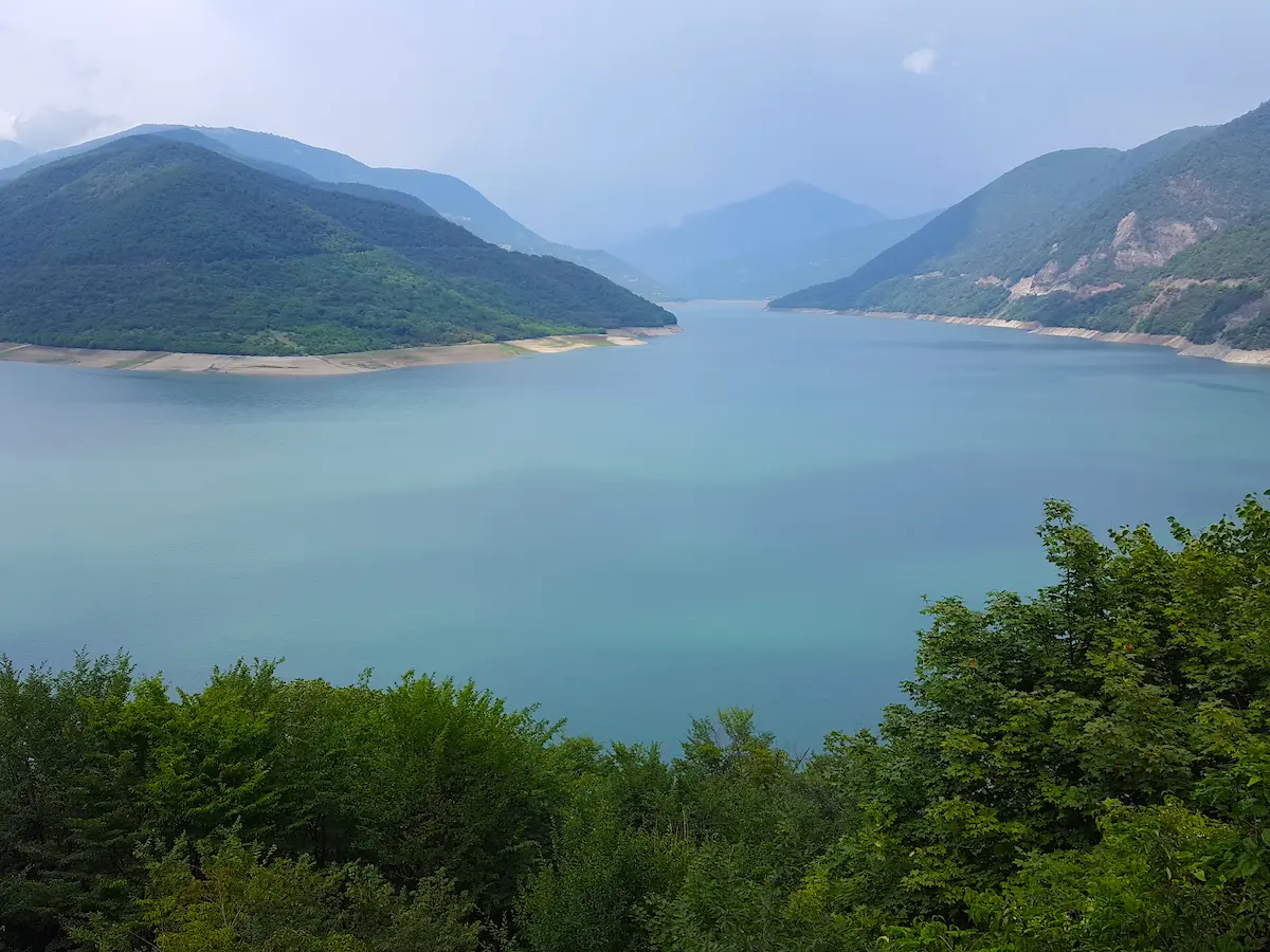 Zhinvali-Stausee entlang der Georgischen Heerstraße